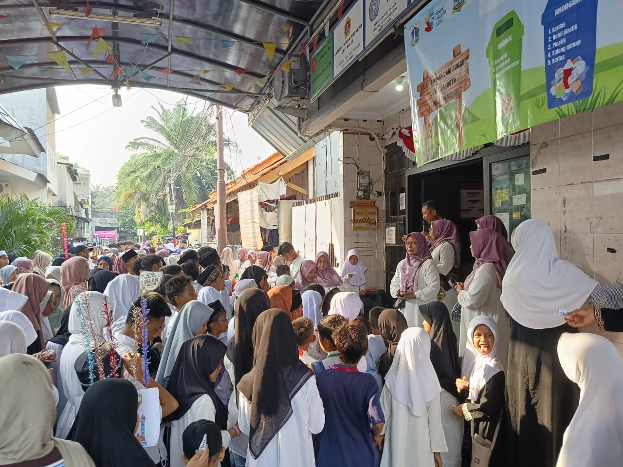 Kelurahan Sunter Jaya Gelar Pawai Obor Sambut 1 Muharram 1448 H 13