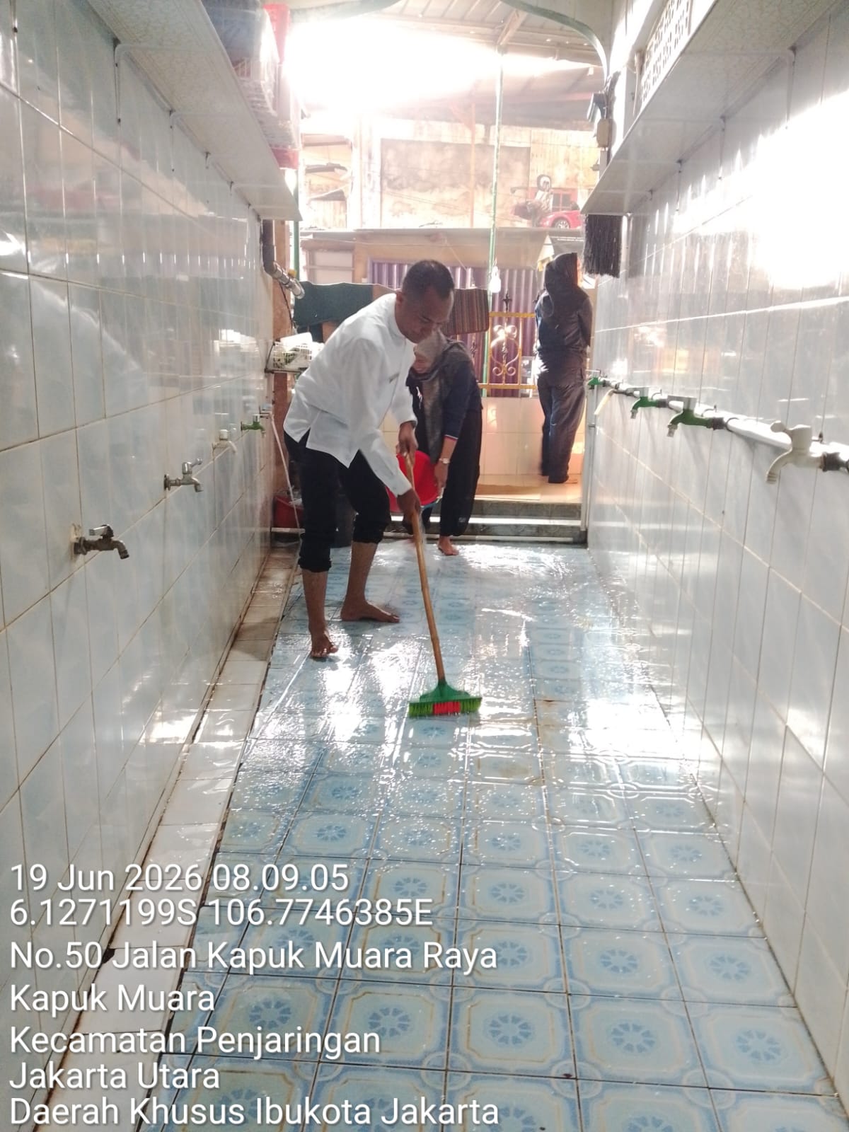 Kegiatan Gerakan Bersih-Bersih Masjid di Masjid Jami Al-Hajihad RW 01 Kelurahan Kapuk Muara 4