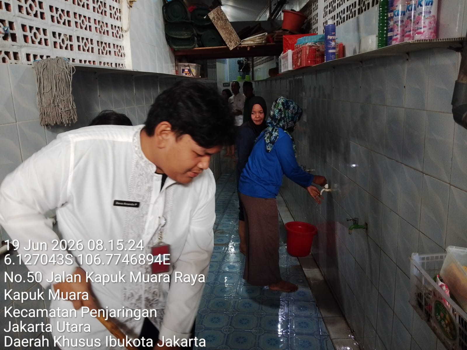 Kegiatan Gerakan Bersih-Bersih Masjid di Masjid Jami Al-Hajihad RW 01 Kelurahan Kapuk Muara 1