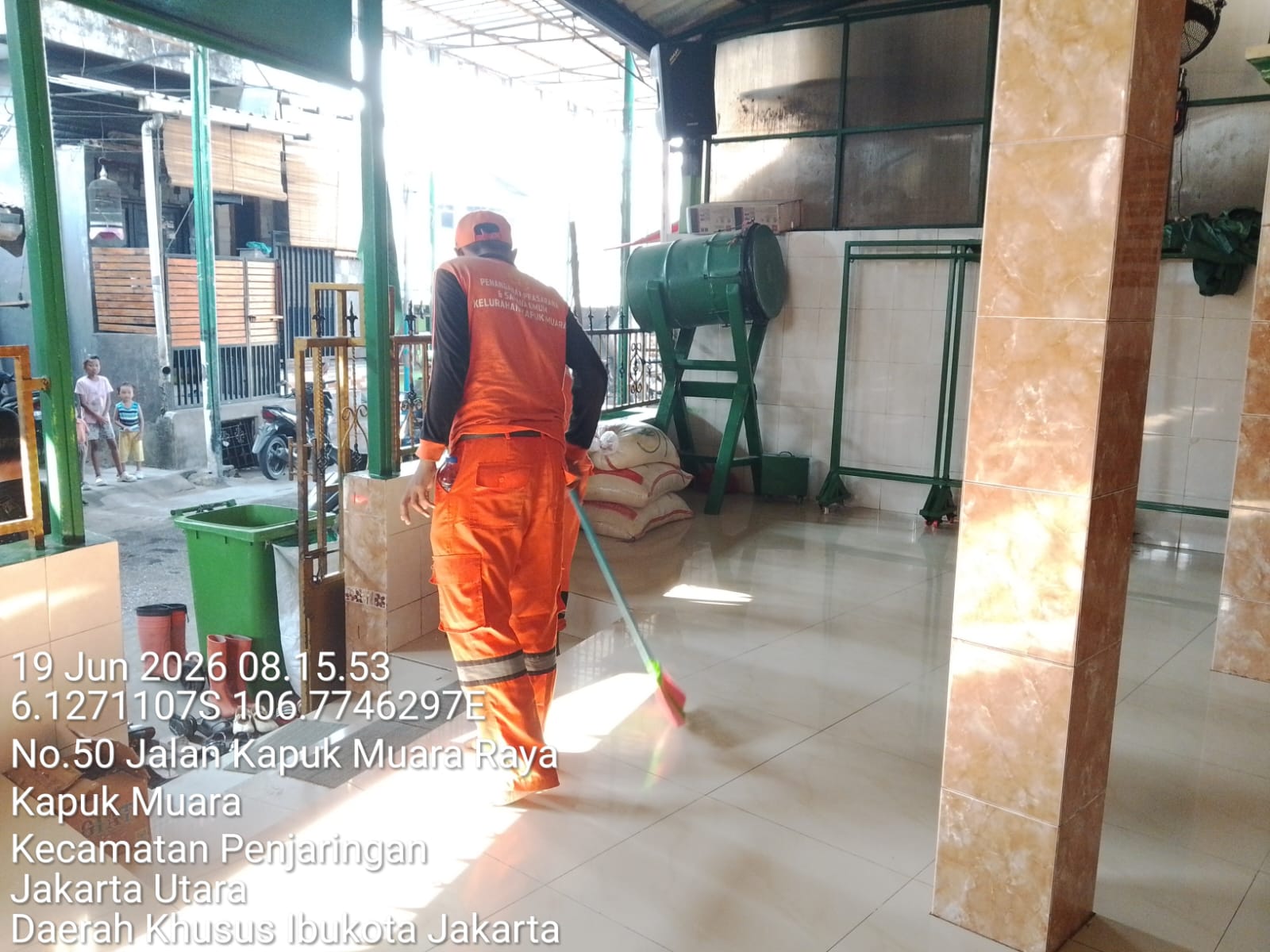 Kegiatan Gerakan Bersih-Bersih Masjid di Masjid Jami Al-Hajihad RW 01 Kelurahan Kapuk Muara 3