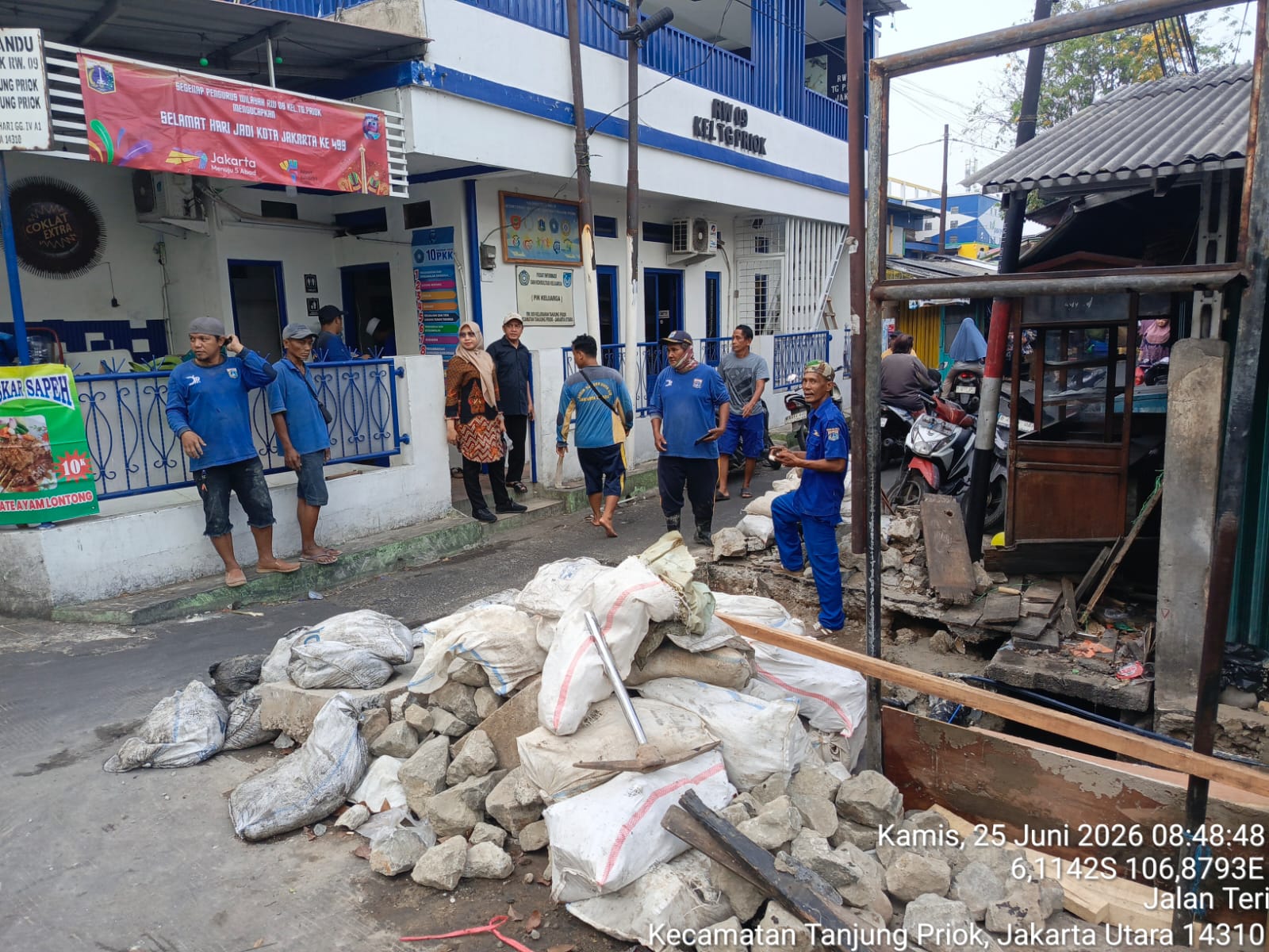 Kasie Ekonomi dan Pembangunan Kelurahan Tanjung Priok Monitoring Pembuatan Tutup Saluran di RW.09 1