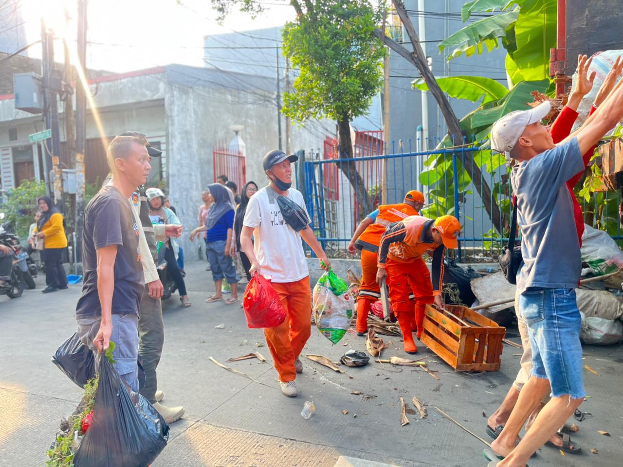 KERJA BAKTI RW 08 WUJUDKAN LINGKUNGAN BERSIH, SEHAT, DAN NYAMAN DI KELURAHAN PADEMANGAN TIMUR 1