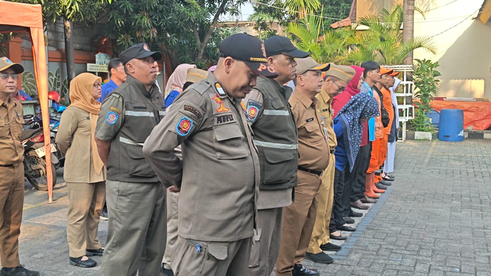 Apel Pagi Perkuat Sinergi dan Disiplin Aparatur Kelurahan Rawa Badak Selatan 1
