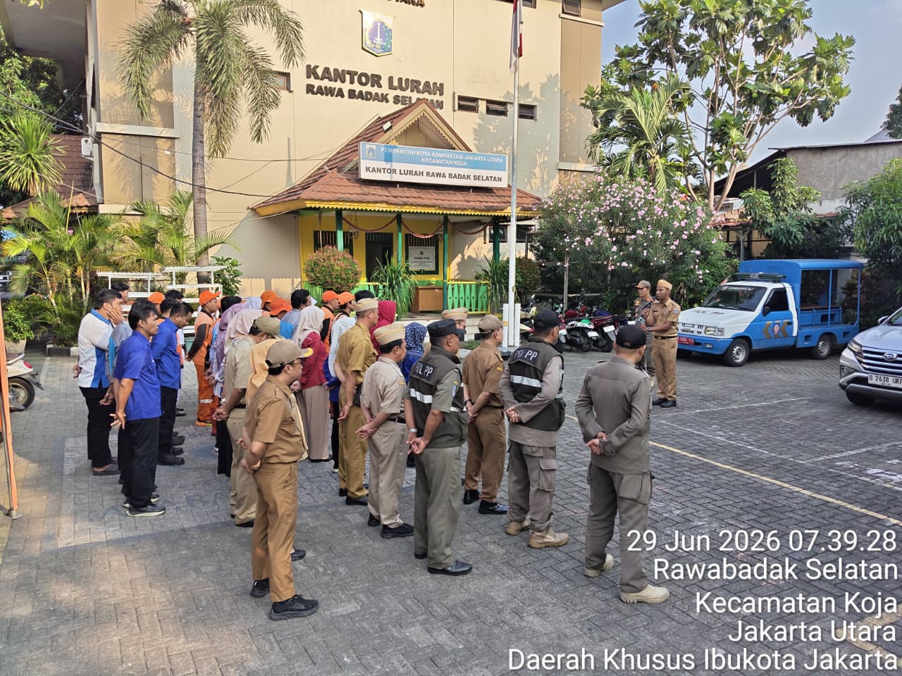 Apel Pagi Perkuat Sinergi dan Disiplin Aparatur Kelurahan Rawa Badak Selatan 5