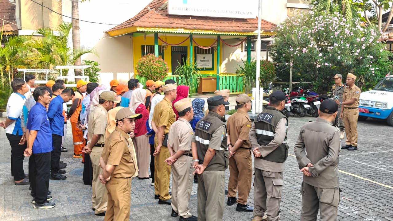Apel Pagi Perkuat Sinergi dan Disiplin Aparatur Kelurahan Rawa Badak Selatan 6