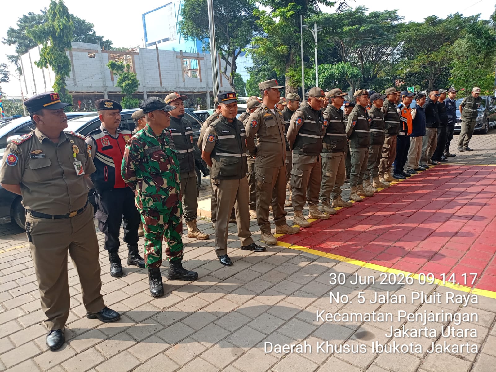 Wakil Camat Penjaringan Pimpin Apel Operasi Penertiban Pak Ogah, Wujudkan Lalu Lintas Kamal Muara yang Tertib, Aman, dan Nyaman 3