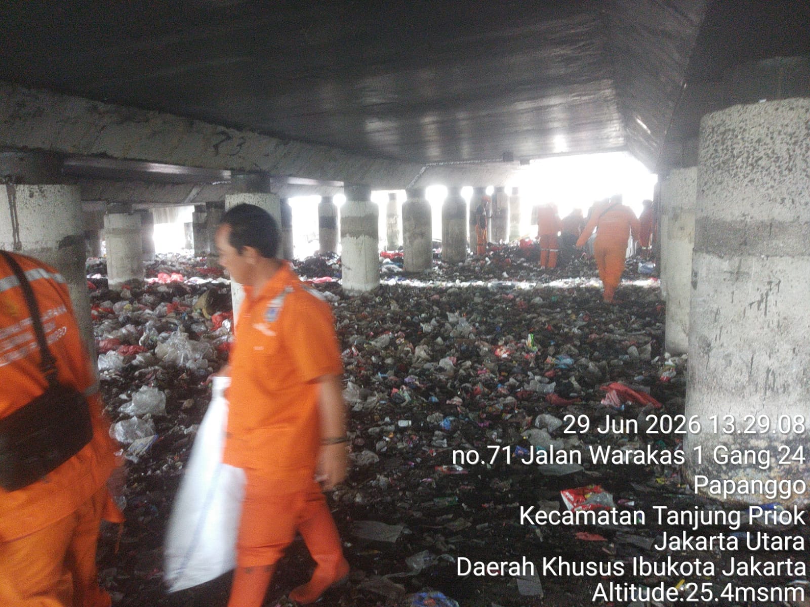 Pembersihan Sampah di Kolong Tol RW 008, Wujud Sinergi Menjaga Kebersihan Lingkungan Kelurahan Papanggo 6