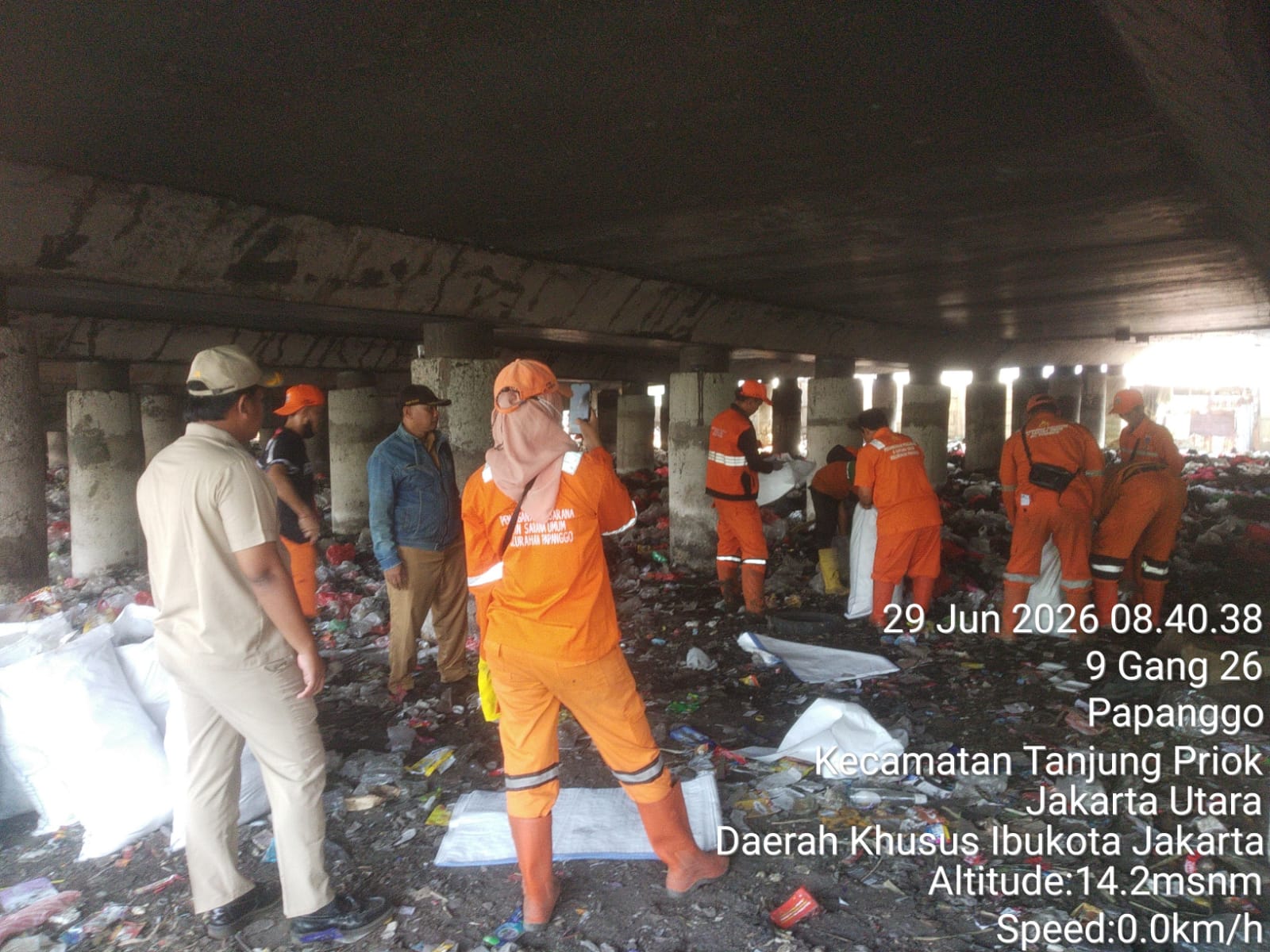 Pembersihan Sampah di Kolong Tol RW 008, Wujud Sinergi Menjaga Kebersihan Lingkungan Kelurahan Papanggo 3