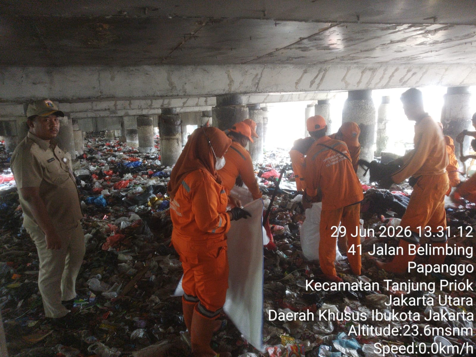 Pembersihan Sampah di Kolong Tol RW 008, Wujud Sinergi Menjaga Kebersihan Lingkungan Kelurahan Papanggo 2