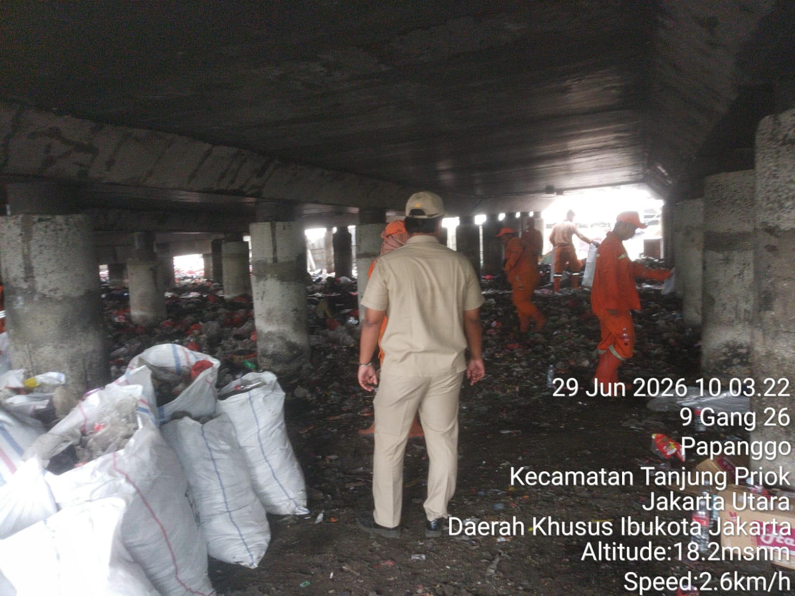 Pembersihan Sampah di Kolong Tol RW 008, Wujud Sinergi Menjaga Kebersihan Lingkungan Kelurahan Papanggo 1