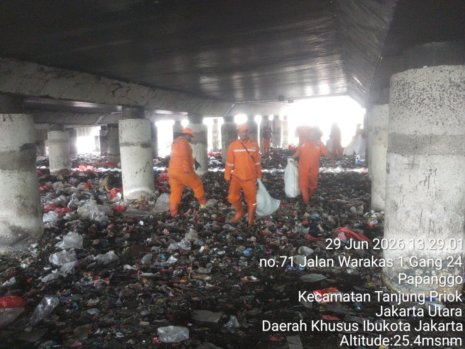 Pembersihan Sampah di Kolong Tol RW 008, Wujud Sinergi Menjaga Kebersihan Lingkungan Kelurahan Papanggo 4