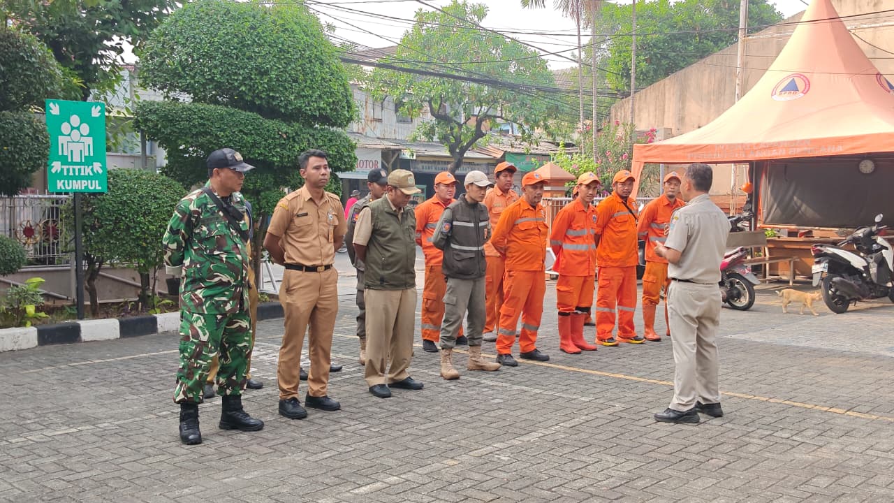 Kelurahan Rawa Badak Selatan Laksanakan Himbauan Penertiban Bangunan Liar Pedagang Kembang di Jalan Inspeksi Kali Sunter 1