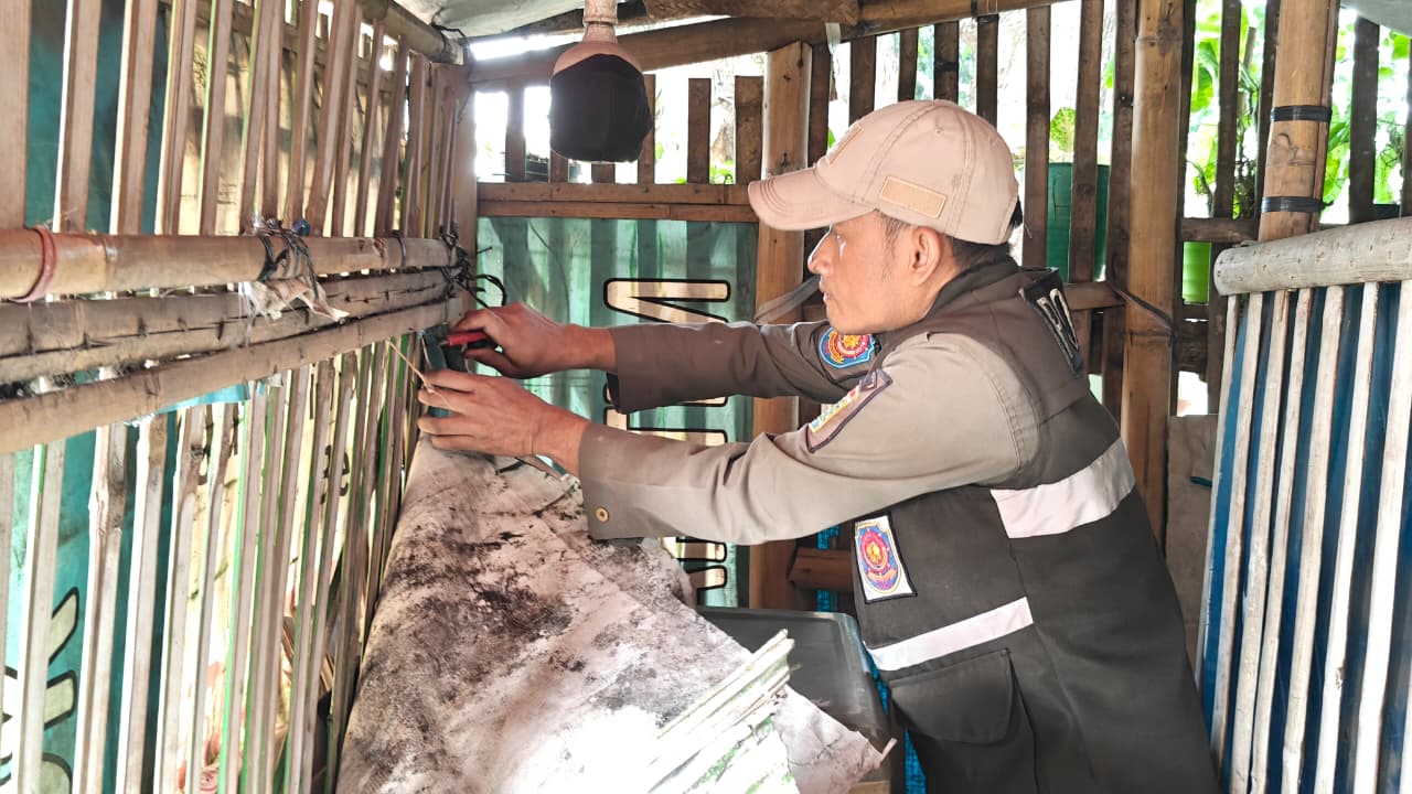 Kelurahan Rawa Badak Selatan Laksanakan Himbauan Penertiban Bangunan Liar Pedagang Kembang di Jalan Inspeksi Kali Sunter 15
