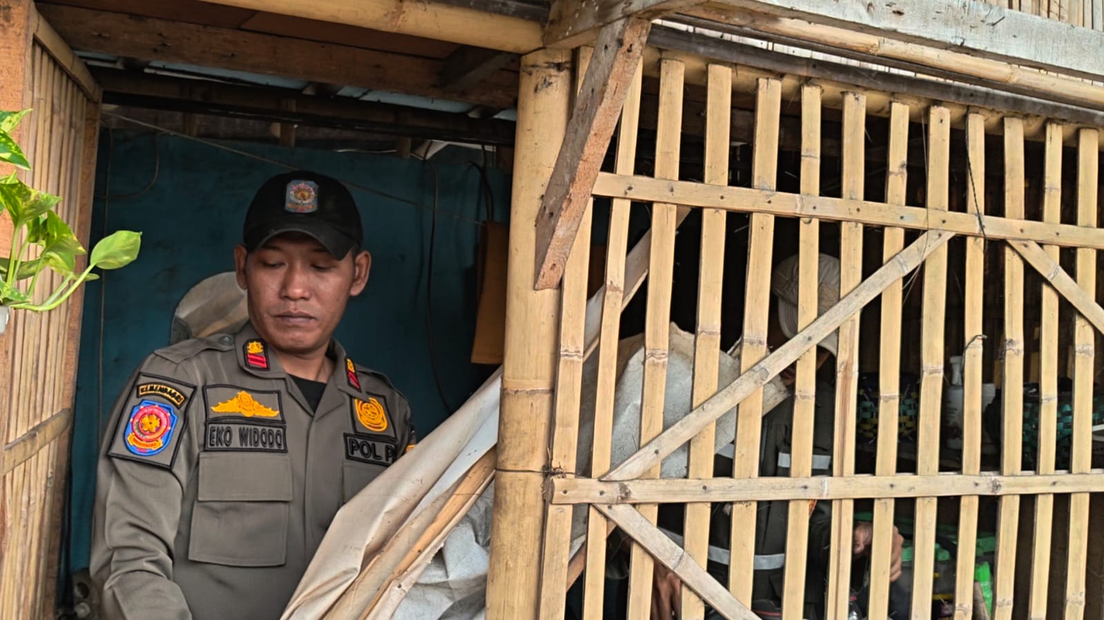 Kelurahan Rawa Badak Selatan Laksanakan Himbauan Penertiban Bangunan Liar Pedagang Kembang di Jalan Inspeksi Kali Sunter 8