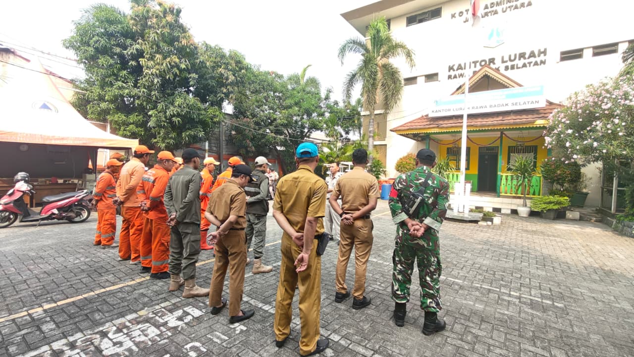 Kelurahan Rawa Badak Selatan Laksanakan Himbauan Penertiban Bangunan Liar Pedagang Kembang di Jalan Inspeksi Kali Sunter 2