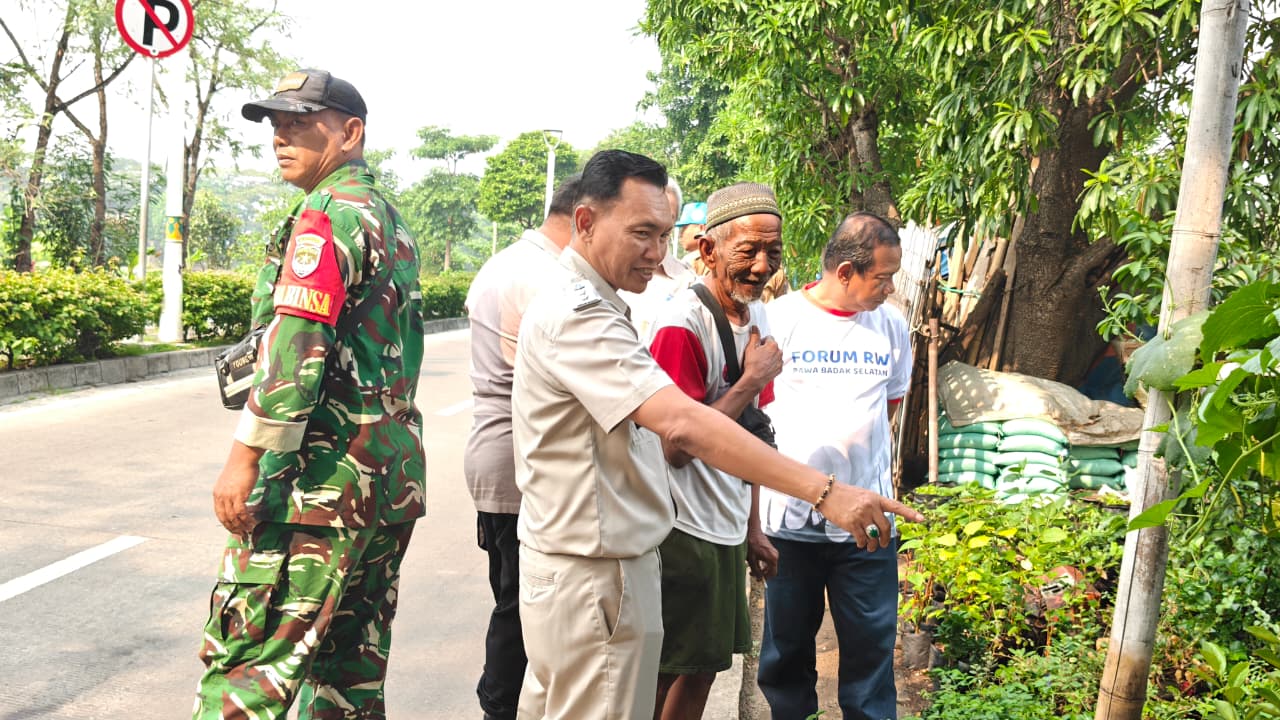 Kelurahan Rawa Badak Selatan Laksanakan Himbauan Penertiban Bangunan Liar Pedagang Kembang di Jalan Inspeksi Kali Sunter 12