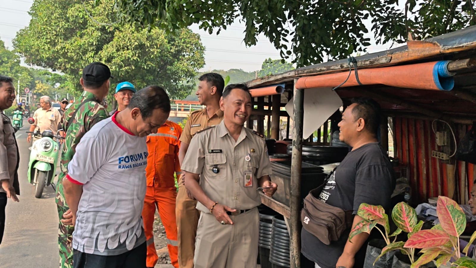 Kelurahan Rawa Badak Selatan Laksanakan Himbauan Penertiban Bangunan Liar Pedagang Kembang di Jalan Inspeksi Kali Sunter 11