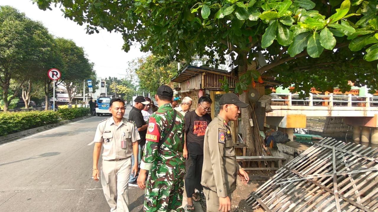 Kelurahan Rawa Badak Selatan Laksanakan Himbauan Penertiban Bangunan Liar Pedagang Kembang di Jalan Inspeksi Kali Sunter 9