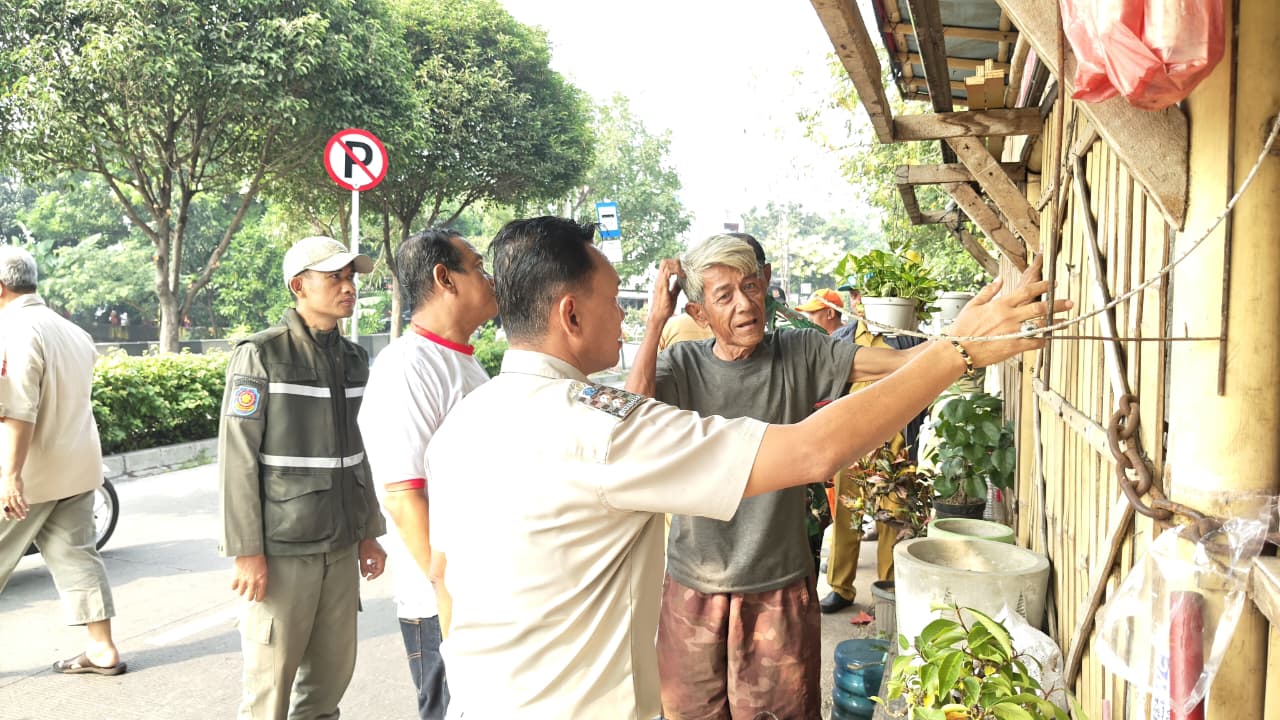 Kelurahan Rawa Badak Selatan Laksanakan Himbauan Penertiban Bangunan Liar Pedagang Kembang di Jalan Inspeksi Kali Sunter 6
