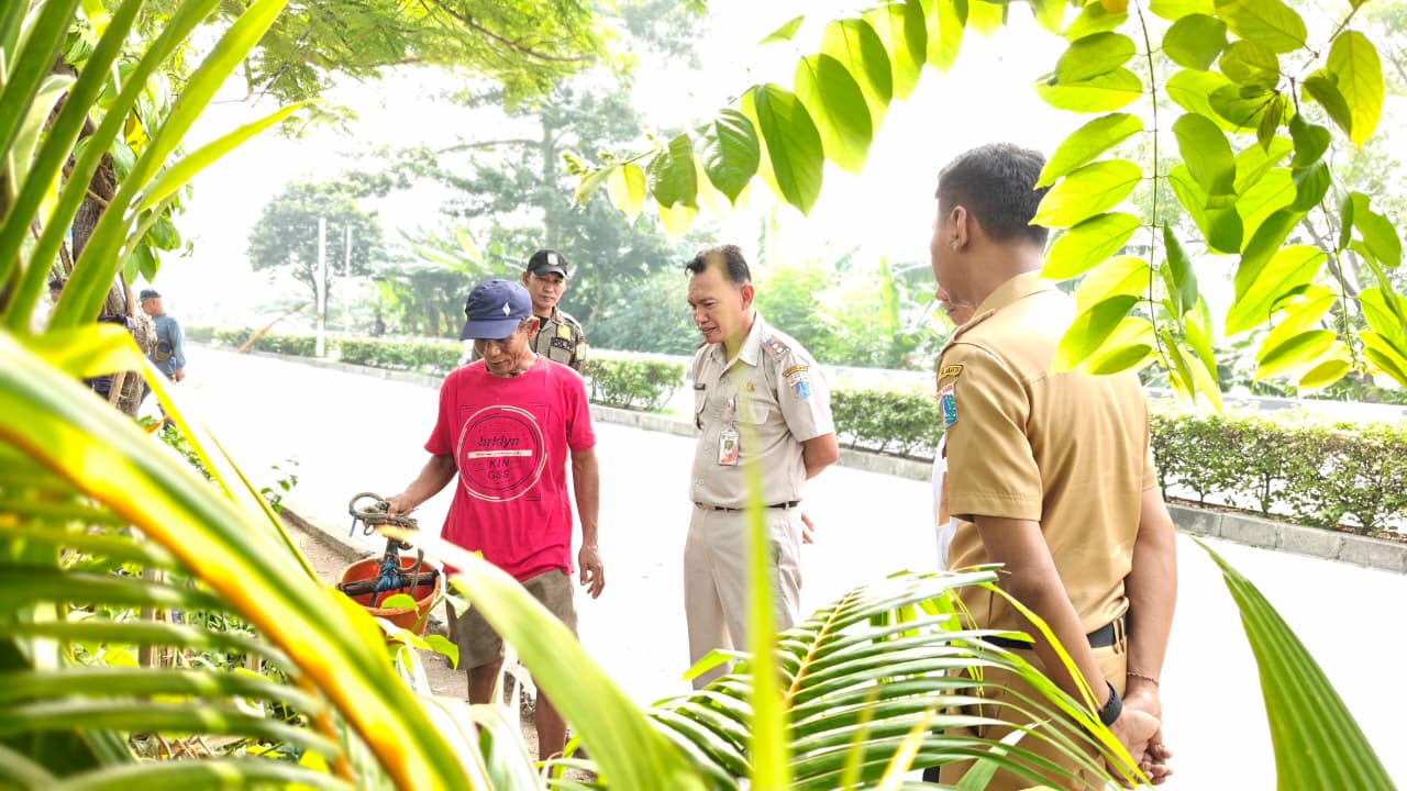Kelurahan Rawa Badak Selatan Laksanakan Himbauan Penertiban Bangunan Liar Pedagang Kembang di Jalan Inspeksi Kali Sunter 17