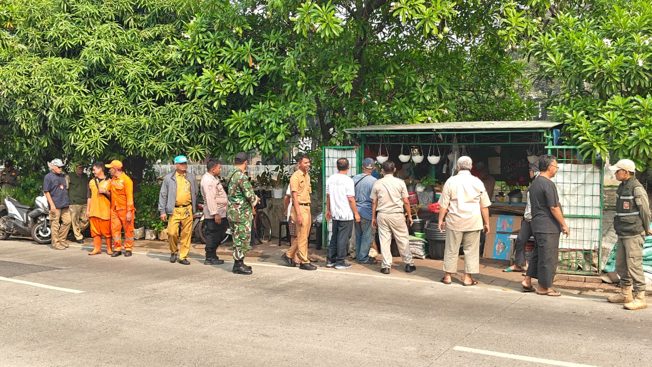 Kelurahan Rawa Badak Selatan Laksanakan Himbauan Penertiban Bangunan Liar Pedagang Kembang di Jalan Inspeksi Kali Sunter 16