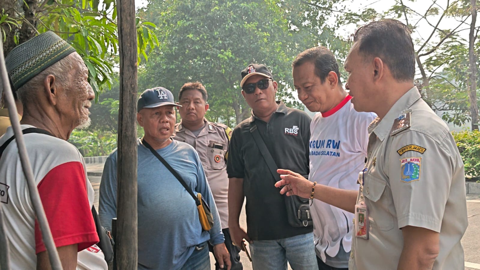 Kelurahan Rawa Badak Selatan Laksanakan Himbauan Penertiban Bangunan Liar Pedagang Kembang di Jalan Inspeksi Kali Sunter 13