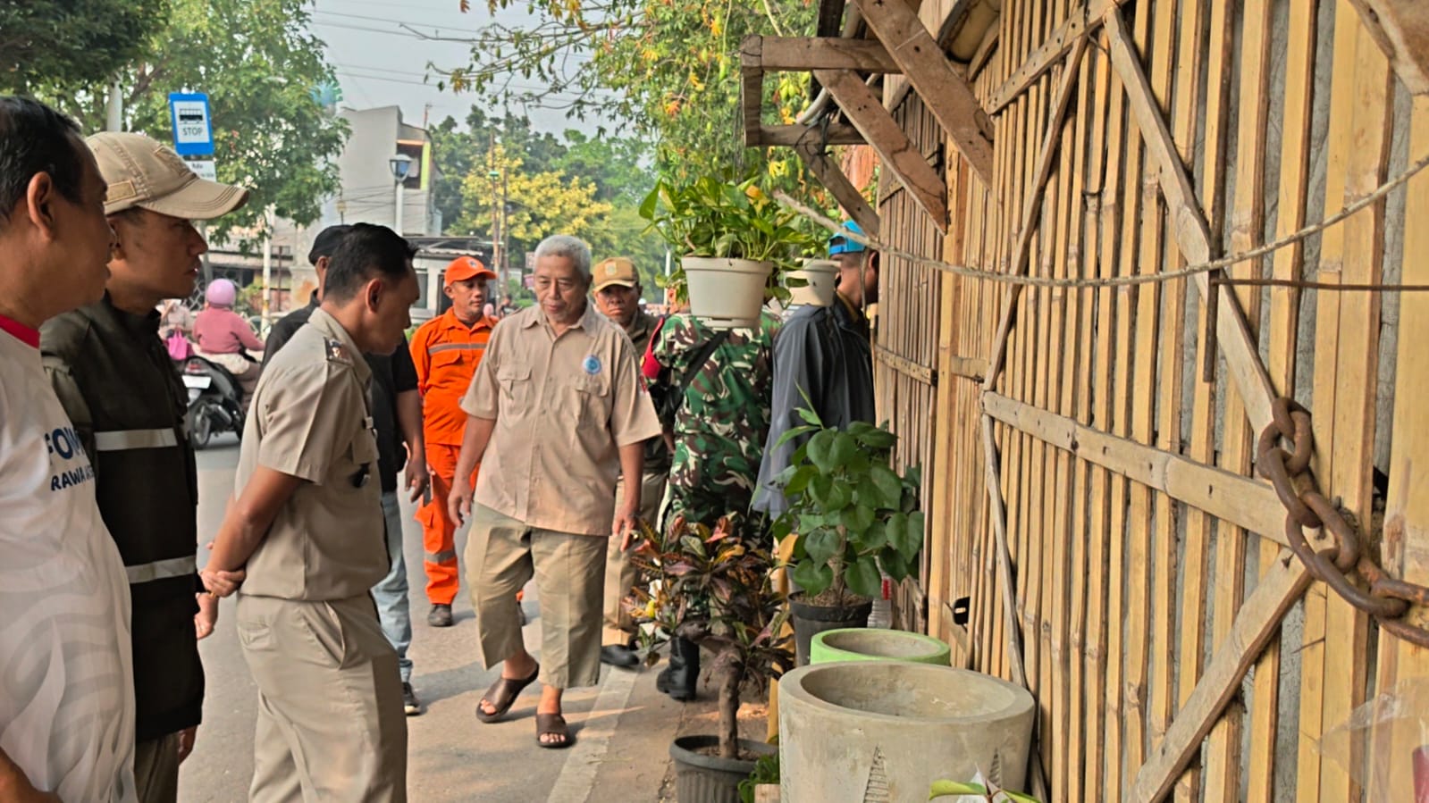 Kelurahan Rawa Badak Selatan Laksanakan Himbauan Penertiban Bangunan Liar Pedagang Kembang di Jalan Inspeksi Kali Sunter 4