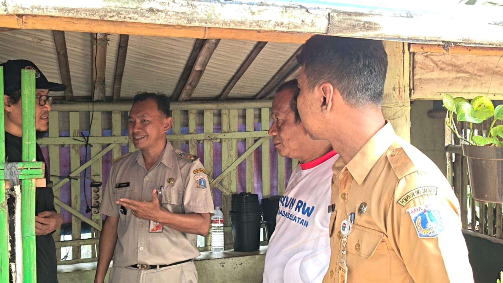 Kelurahan Rawa Badak Selatan Laksanakan Himbauan Penertiban Bangunan Liar Pedagang Kembang di Jalan Inspeksi Kali Sunter 14