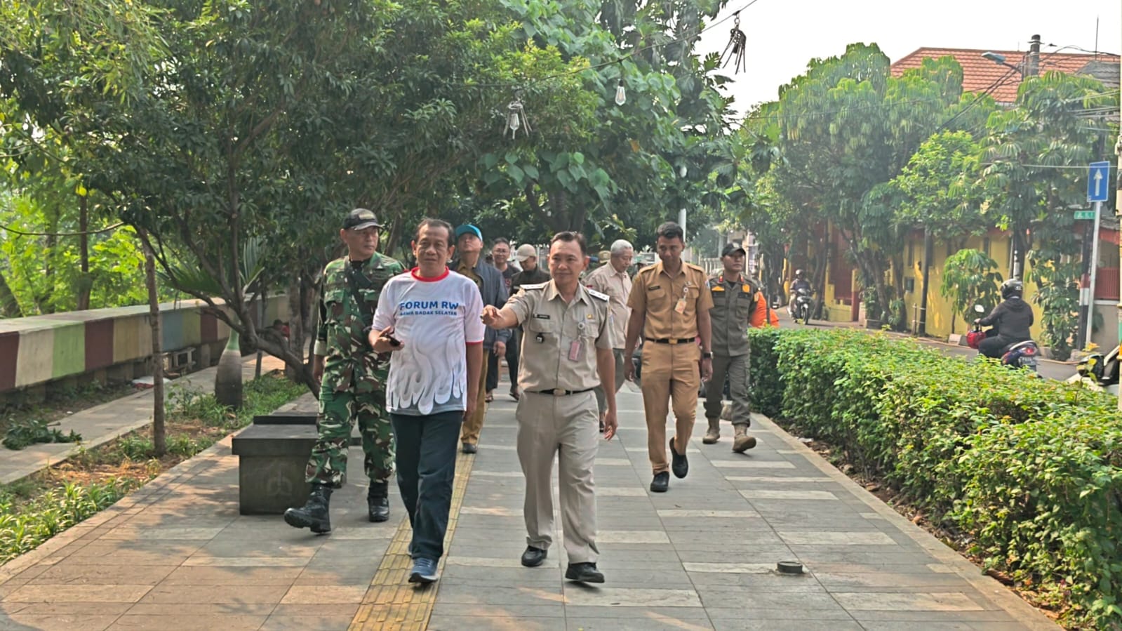 Kelurahan Rawa Badak Selatan Laksanakan Himbauan Penertiban Bangunan Liar Pedagang Kembang di Jalan Inspeksi Kali Sunter 3