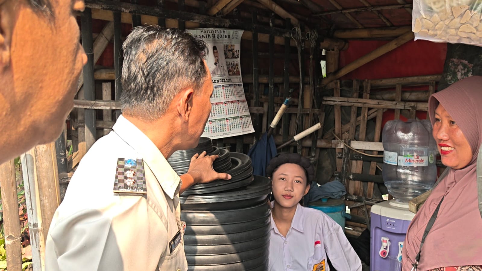 Kelurahan Rawa Badak Selatan Laksanakan Himbauan Penertiban Bangunan Liar Pedagang Kembang di Jalan Inspeksi Kali Sunter 10