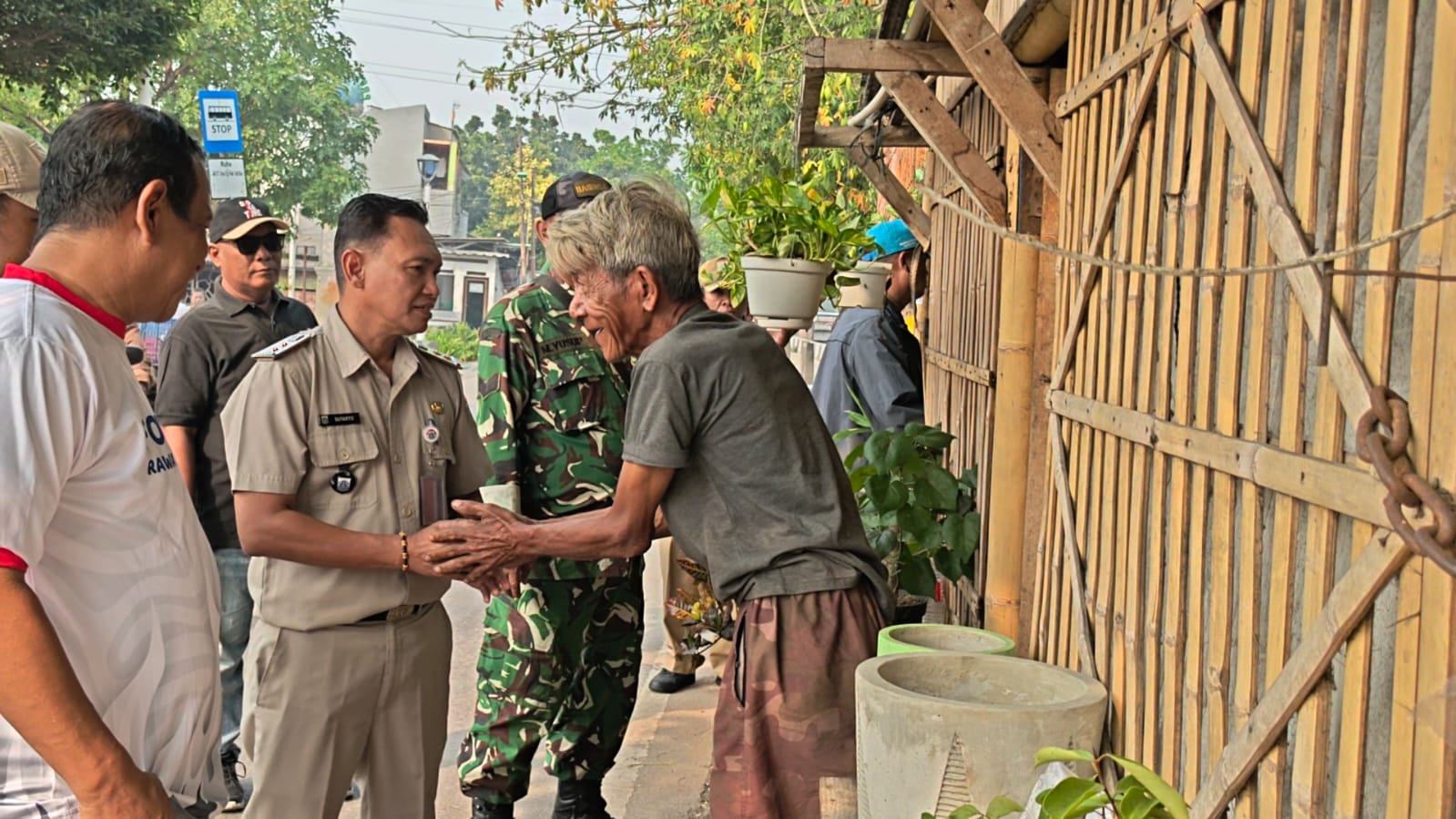 Kelurahan Rawa Badak Selatan Laksanakan Himbauan Penertiban Bangunan Liar Pedagang Kembang di Jalan Inspeksi Kali Sunter 5