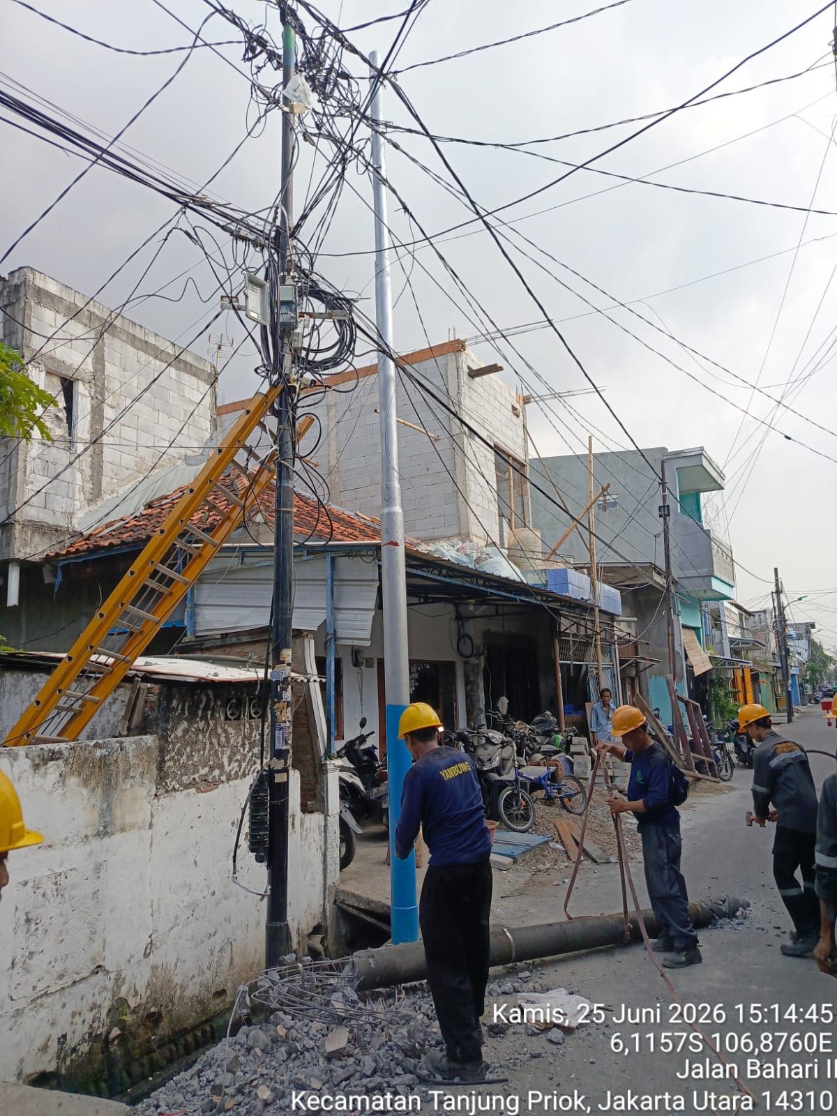 Monitoring Pergantian Tiang Listrik PLN dan Koordinasi Pemasangan PJU di RW.04 RT.07 Kelurahan Tanjung Priok 4