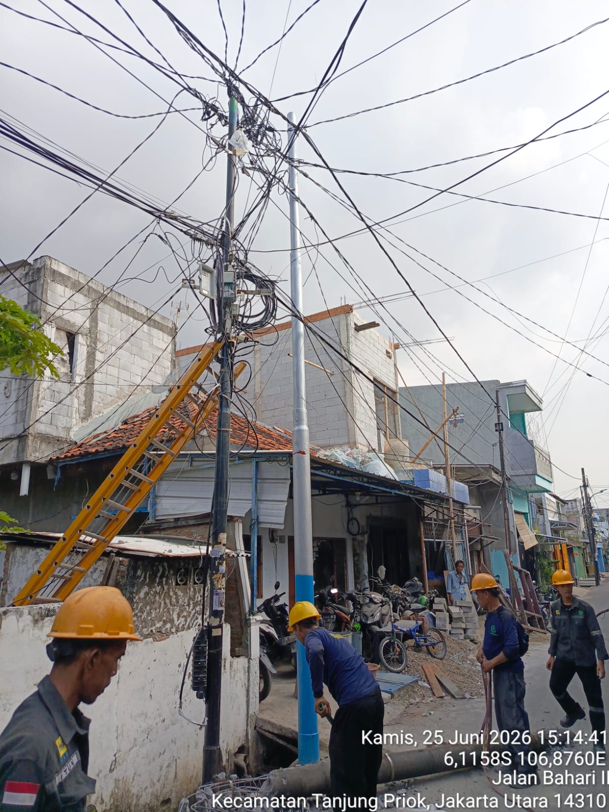 Monitoring Pergantian Tiang Listrik PLN dan Koordinasi Pemasangan PJU di RW.04 RT.07 Kelurahan Tanjung Priok 2