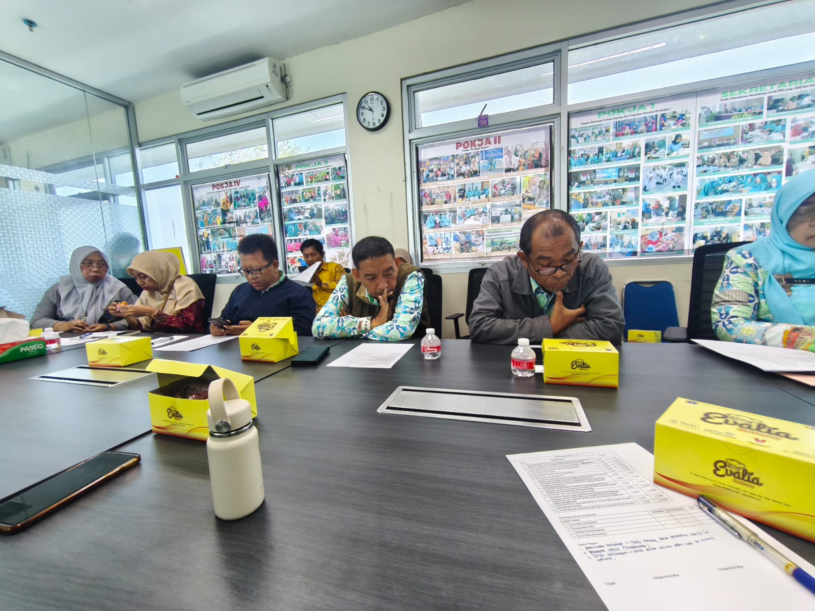 Sekretaris Kelurahan dan Kasi Pemerintahan Rawa Badak Selatan Hadiri Rapat Koordinasi Bidang Pemerintahan Tingkat Kecamatan Koja 2