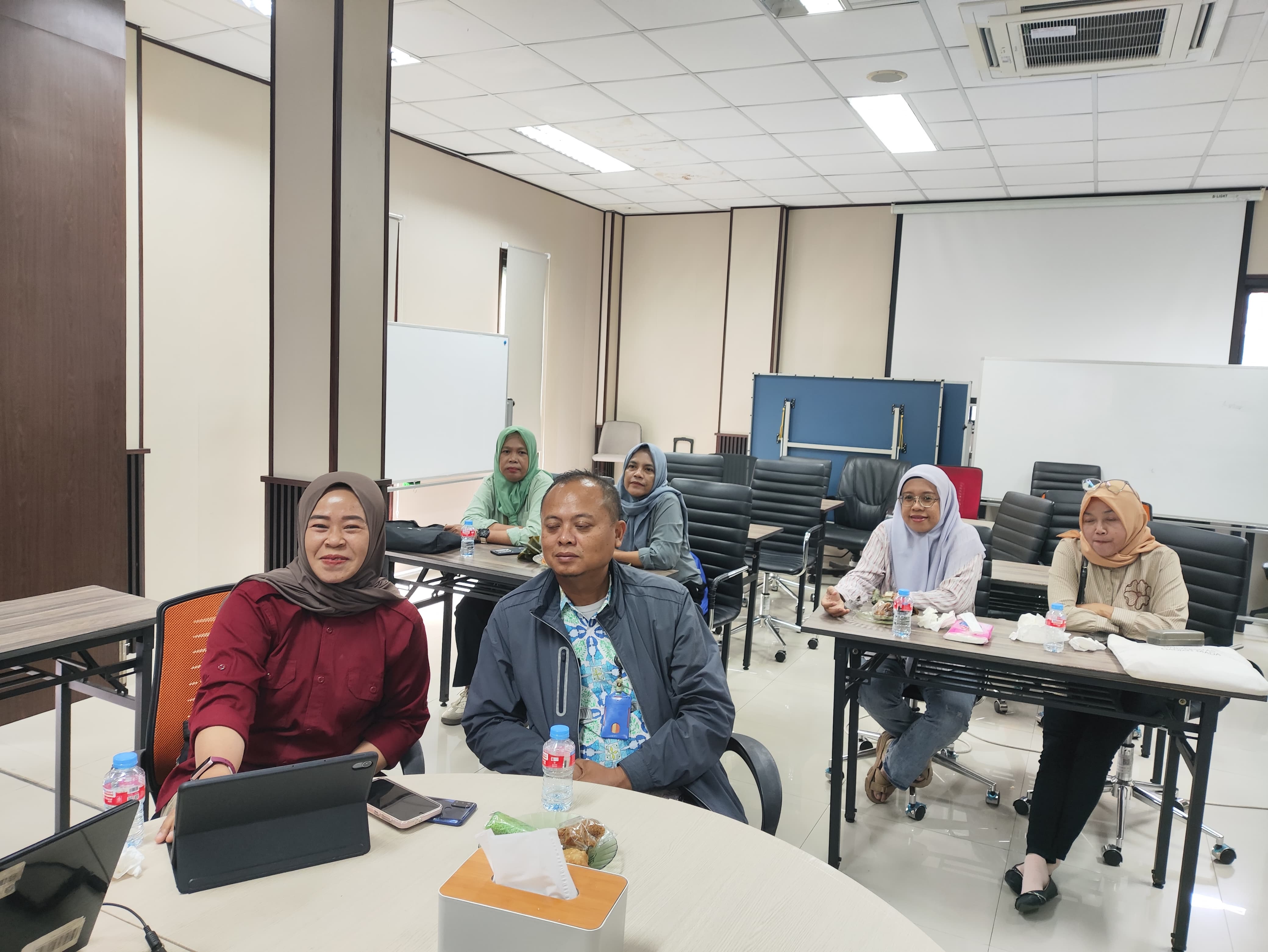 Kasi Ekonomi dan Pembangunan serta Agen Statistik Kelurahan Rawa Badak Selatan Ikuti Pengolahan Data Lomba Desa Cantik 2