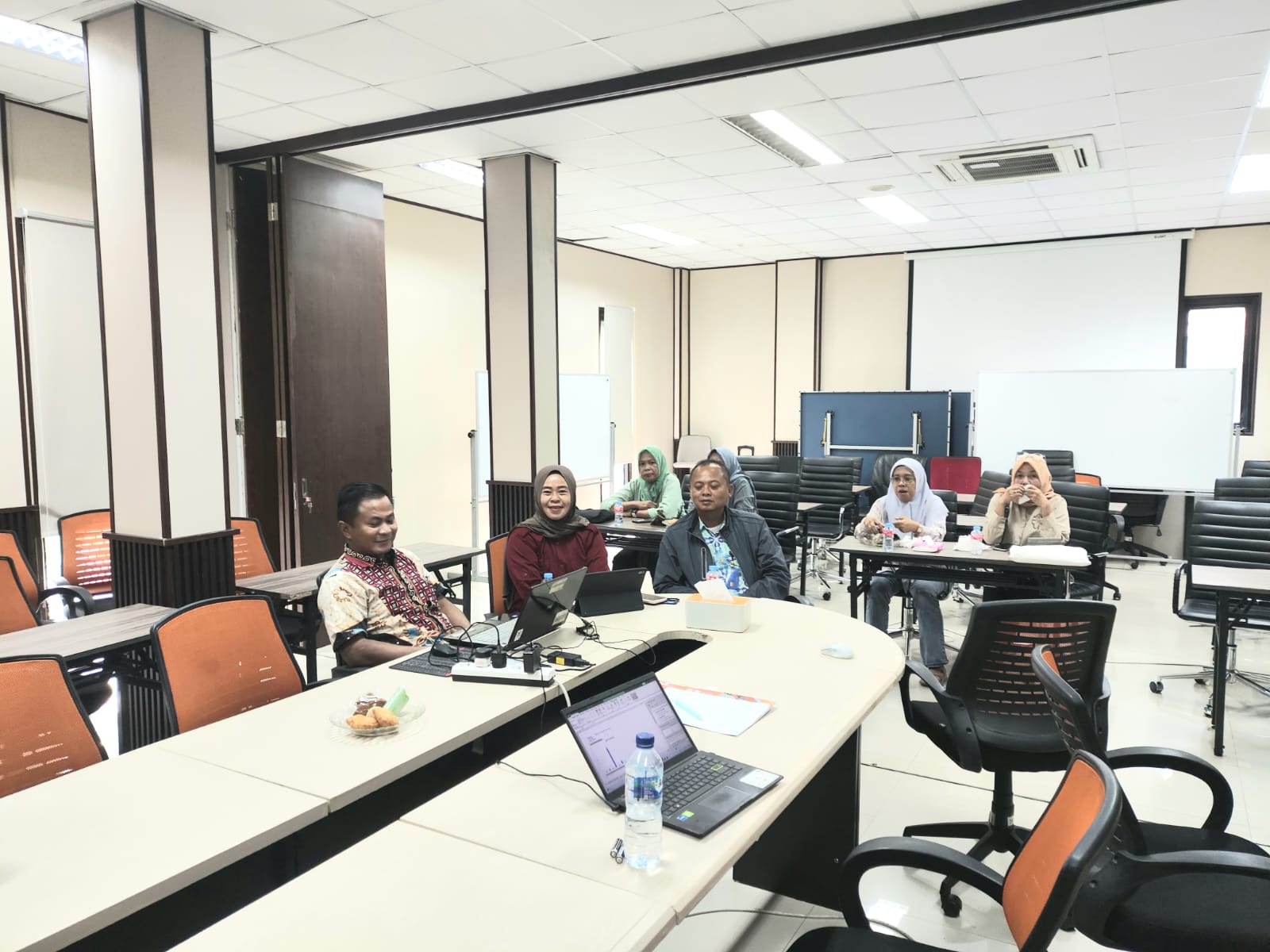Kasi Ekonomi dan Pembangunan serta Agen Statistik Kelurahan Rawa Badak Selatan Ikuti Pengolahan Data Lomba Desa Cantik 1