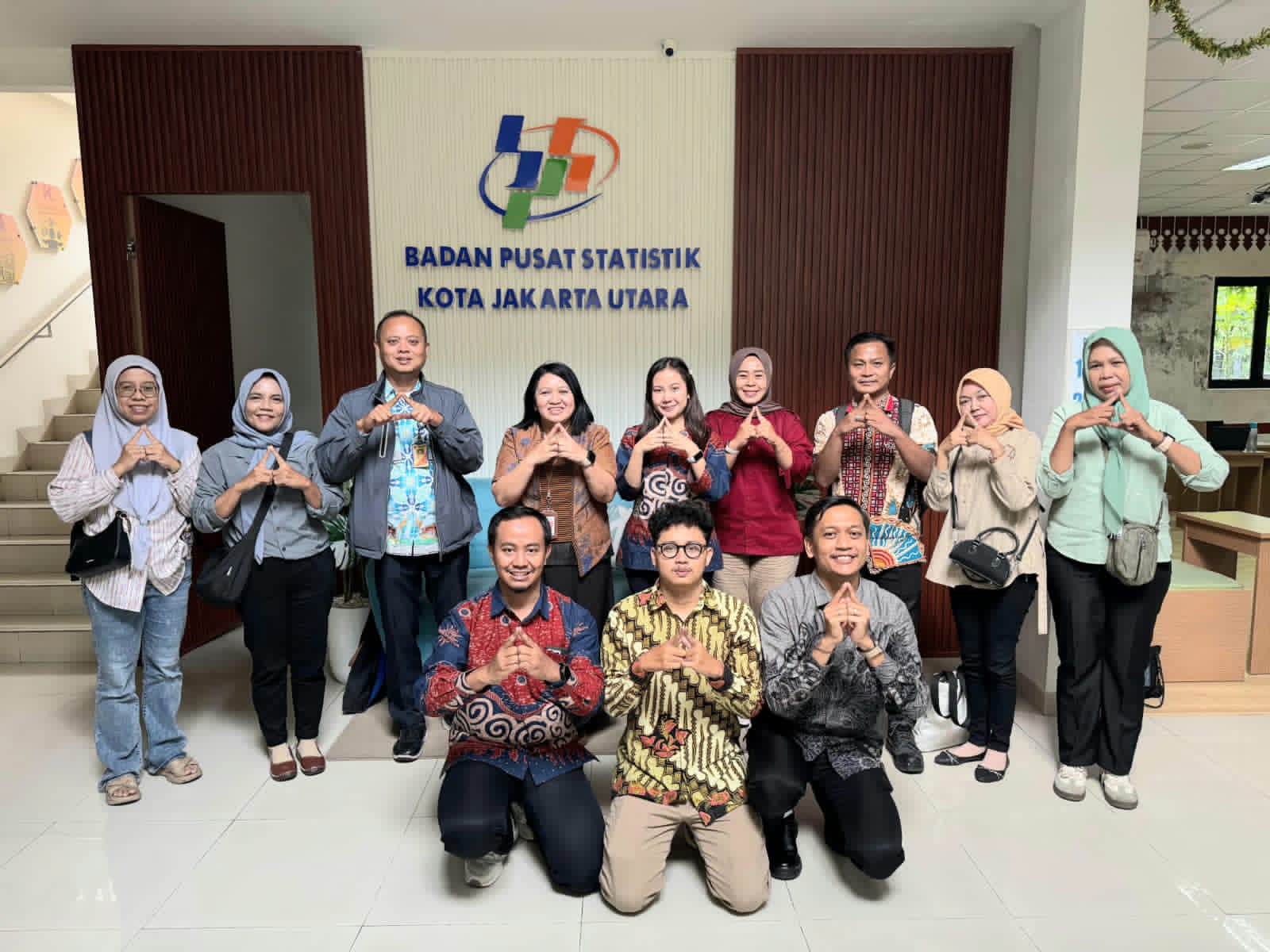 Kasi Ekonomi dan Pembangunan serta Agen Statistik Kelurahan Rawa Badak Selatan Ikuti Pengolahan Data Lomba Desa Cantik 3