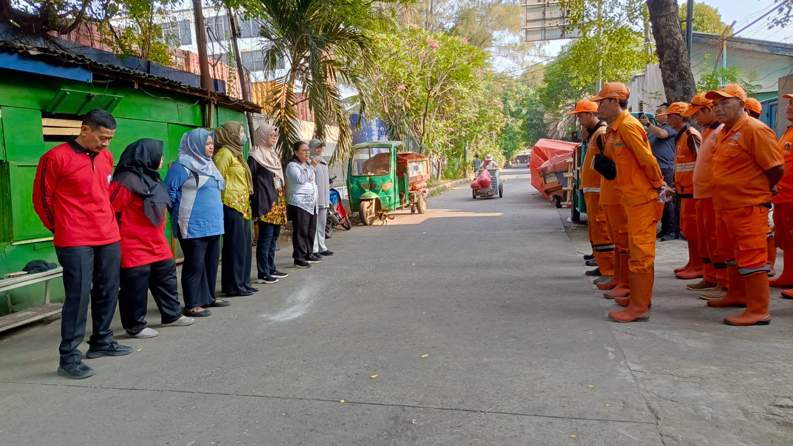 Aksi Nyata Lingkungan, Kasi Ekbang Kecamatan dan Sekkel Kelurahan Tanjung Priok Turun Tangan Tangkap Ikan Sapu-Sapu 1