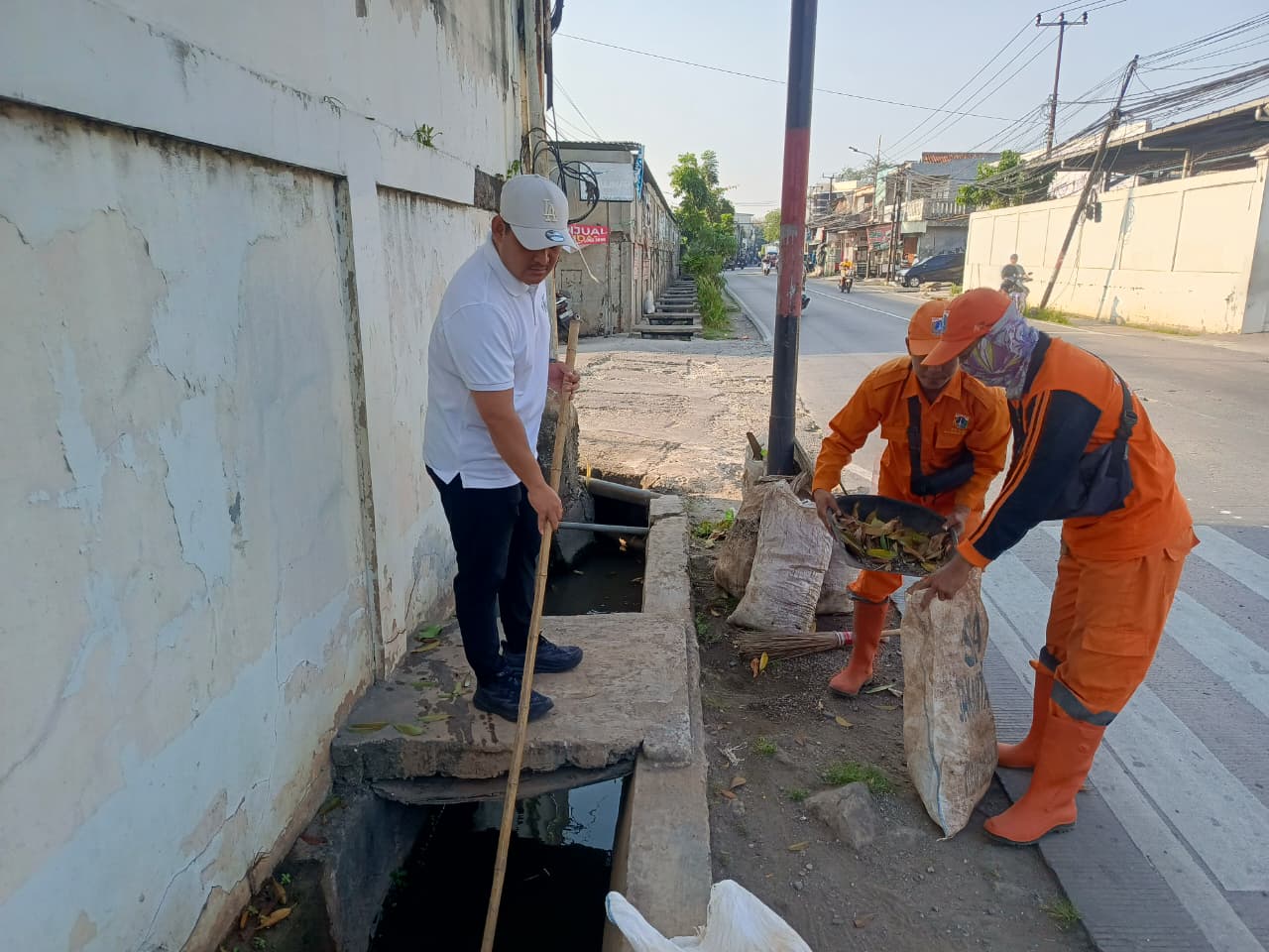 Kerja Bakti Wujudkan Lingkungan Bersih dan Guyub, Sinergi Warga dan Tiga Pilar Perkuat Semangat Gotong Royong di Kamal Muara 3