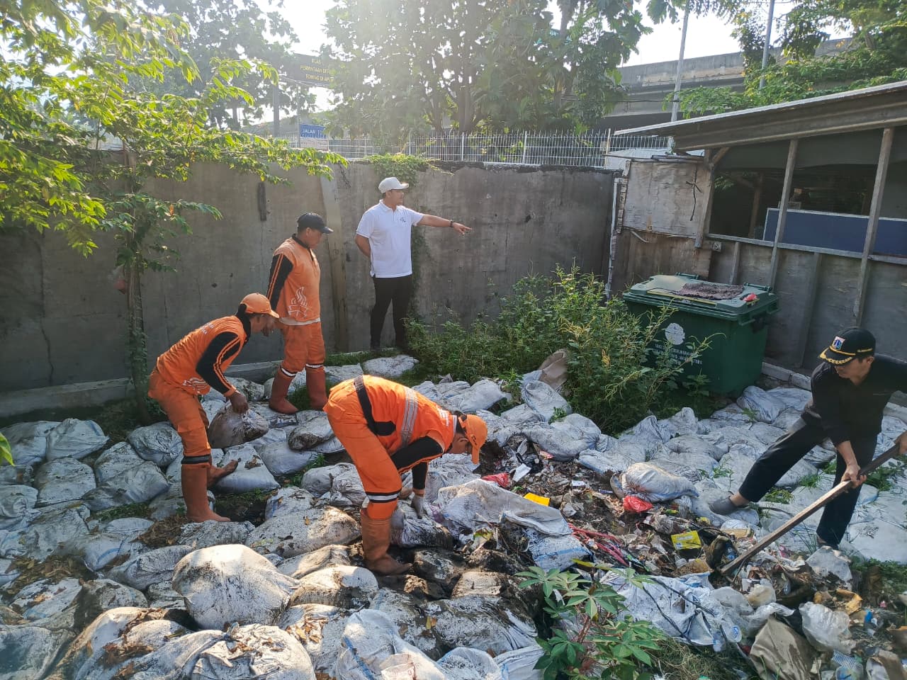 Kerja Bakti Wujudkan Lingkungan Bersih dan Guyub, Sinergi Warga dan Tiga Pilar Perkuat Semangat Gotong Royong di Kamal Muara 4