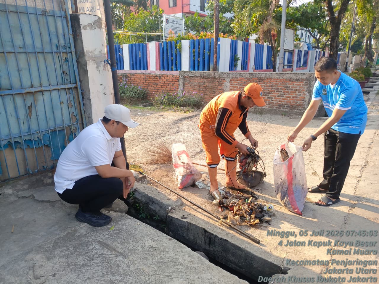 Kerja Bakti Wujudkan Lingkungan Bersih dan Guyub, Sinergi Warga dan Tiga Pilar Perkuat Semangat Gotong Royong di Kamal Muara 2