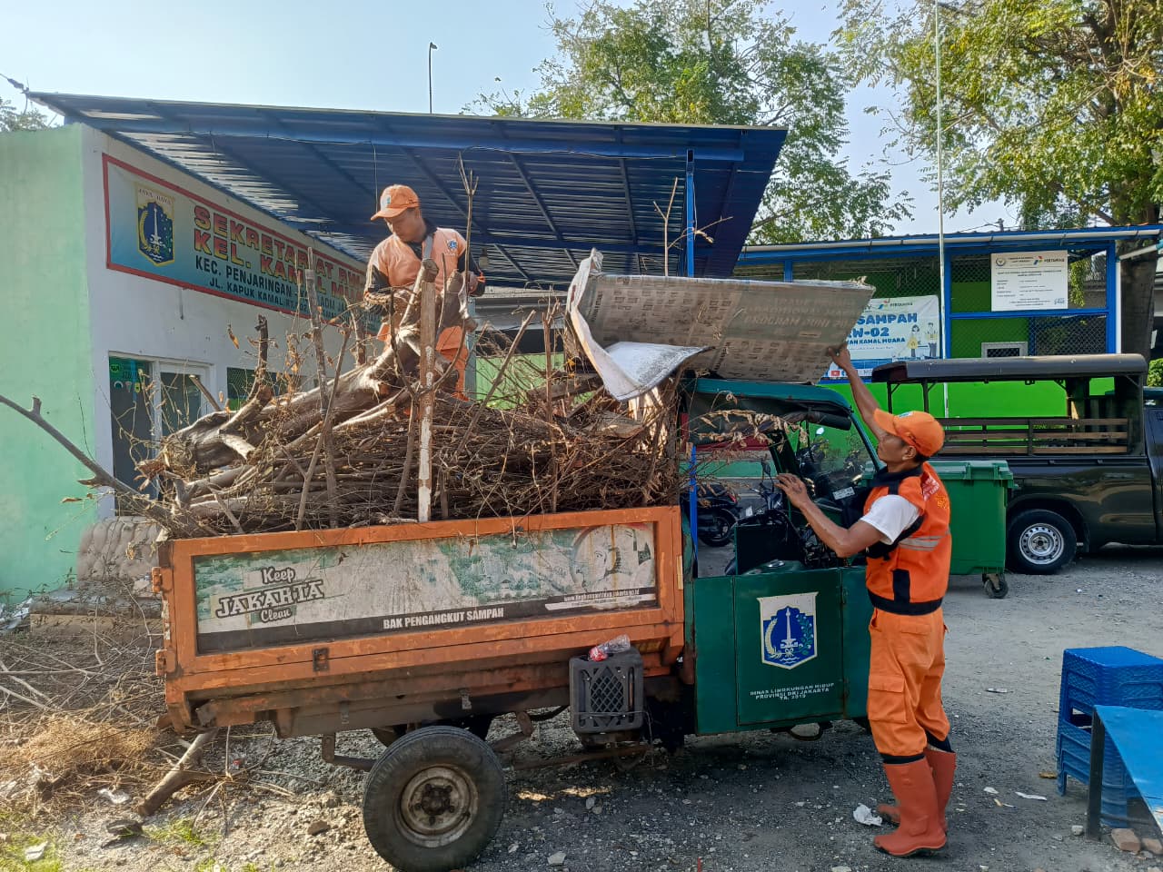 Kerja Bakti Wujudkan Lingkungan Bersih dan Guyub, Sinergi Warga dan Tiga Pilar Perkuat Semangat Gotong Royong di Kamal Muara 5