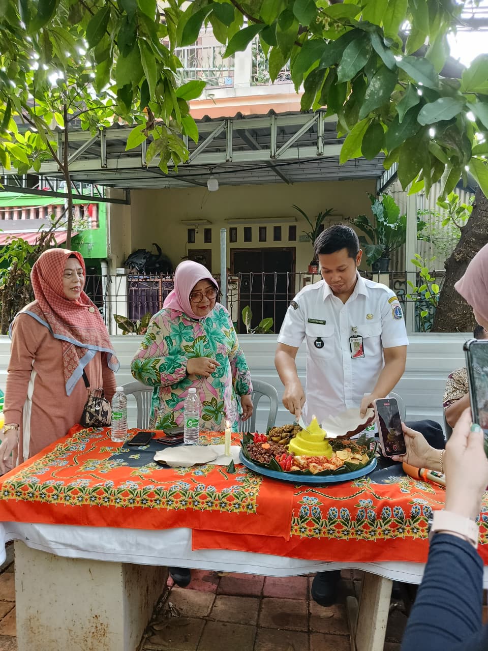 Wujud Syukur Tata Kelola Lingkungan, RW 05 Kelurahan Sunter Jaya Gelar Tasyakuran Bank Sampah 1