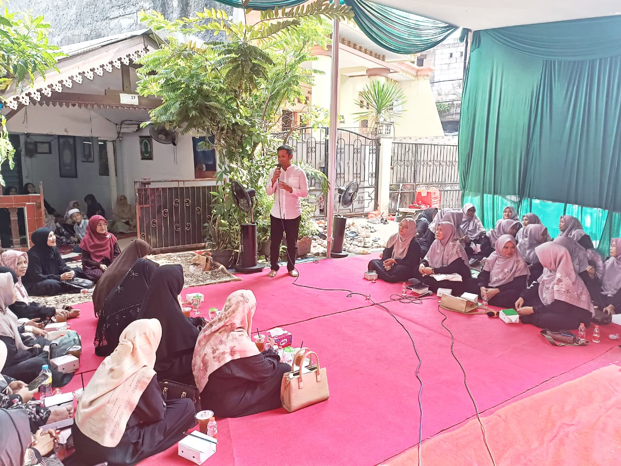 Tebar Kebaikan di Lingkungan, Majelis Taklim Nurul Husna RW 09 Gelar Santunan Anak Yatim dan Dhuafa 7