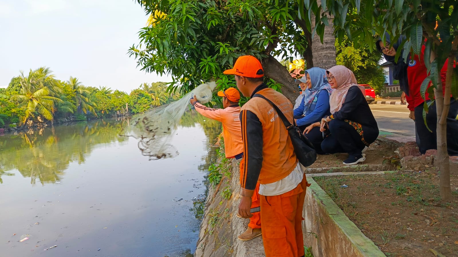 Giat Penangkapan Ikan Sapu-Sapu di Kali Tirem Kelurahan Tanjung Priok 1
