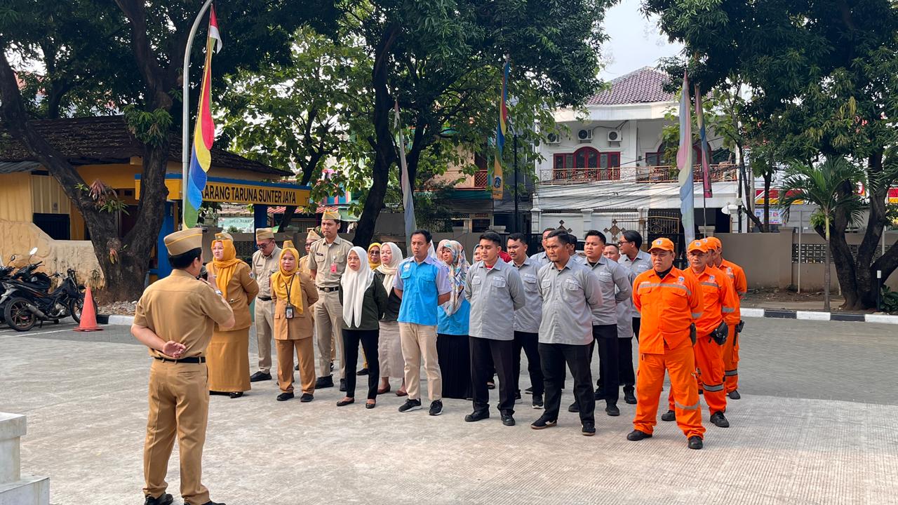 Awali Pekan dengan Kedisiplinan, Aparatur Kelurahan Sunter Jaya Gelar Apel Pagi Rutin 4