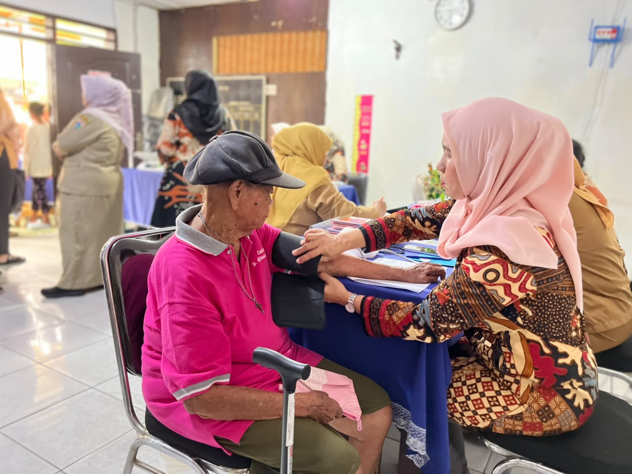 Monitoring Kasi Kesra dalam Pelaksanaan Posyandu Balita dan Lansia RW 006 Kelurahan Pademangan Timur 3