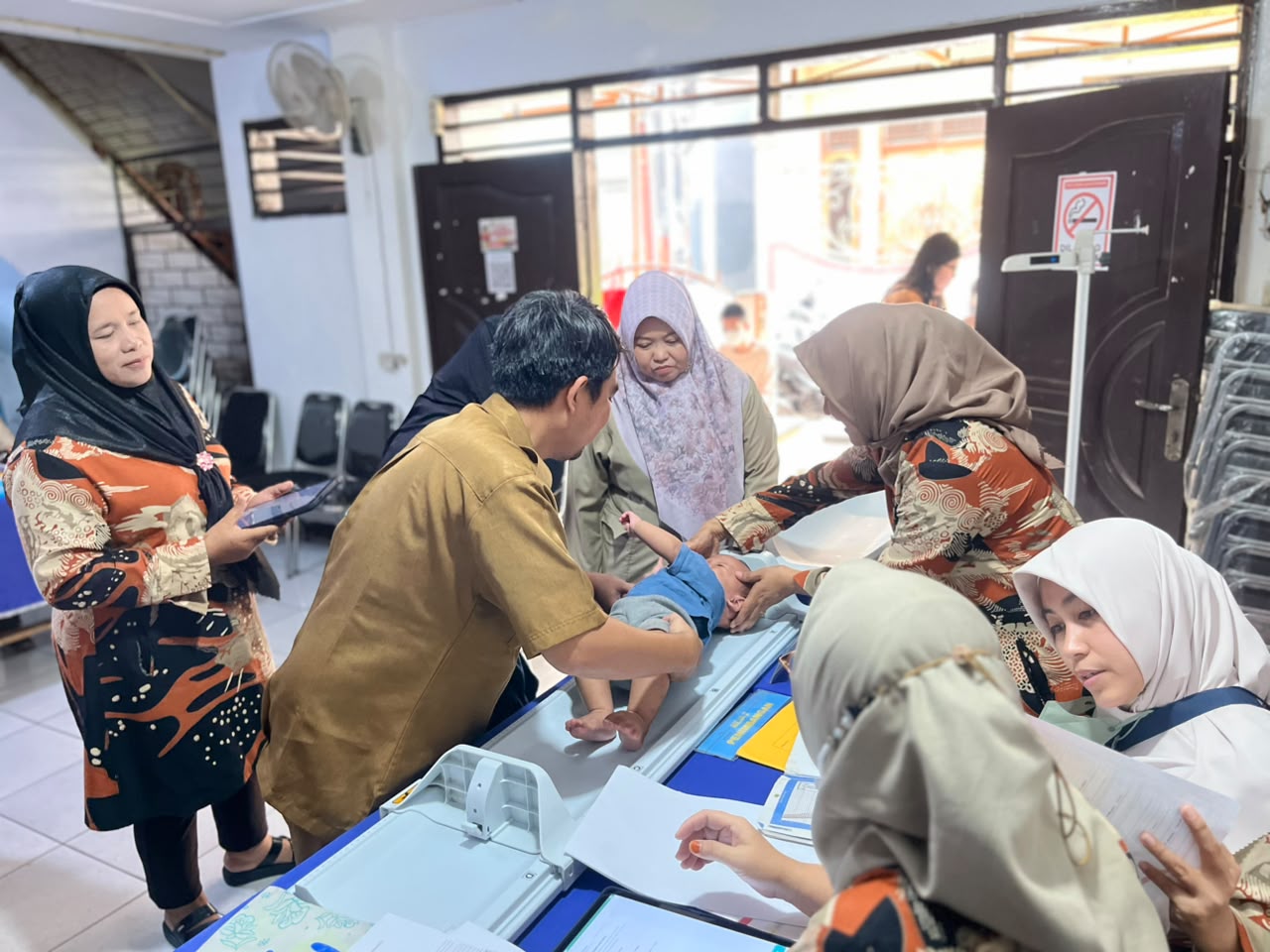 Monitoring Kasi Kesra dalam Pelaksanaan Posyandu Balita dan Lansia RW 006 Kelurahan Pademangan Timur 7