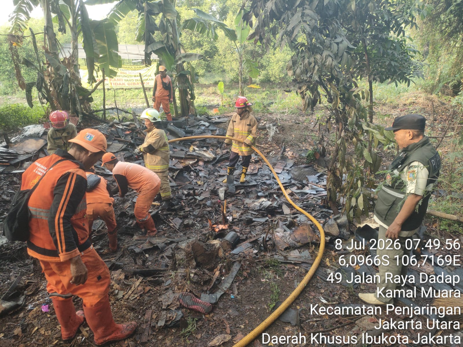 Respon Cepat Pascakebakaran, Kelurahan Kamal Muara Sigap Tangani Kemunculan Kepulan Asap di Pinggir Kali Kamal 2