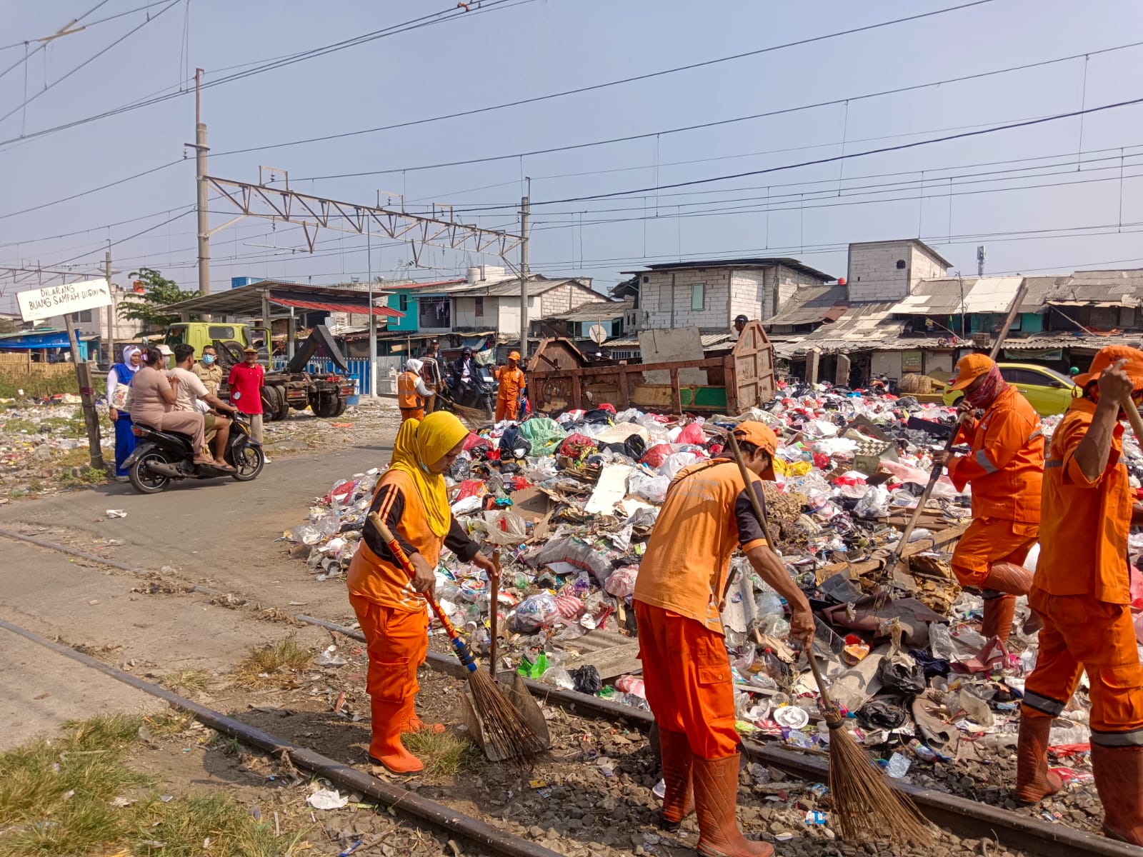 Pengangkutan Sampah di LPS Perlintasan KAI Bahari A2 RW.012 Kelurahan Tanjung Priok 4